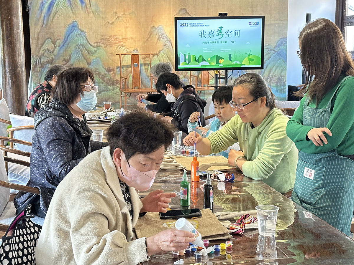 4月8日，南翔老街“我嘉秀空间”现场市民参与手绘黄麻包。