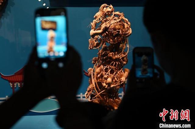 上海、广东两地240余件雕刻类工艺美术精品在穗展出